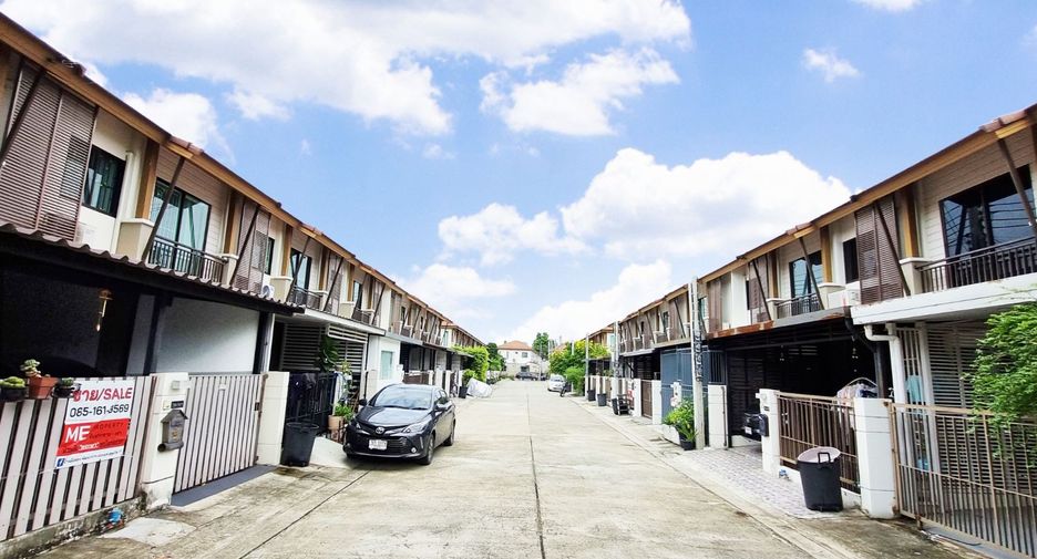 For rent 3 bedrooms townhouse in Suan Luang, Bangkok