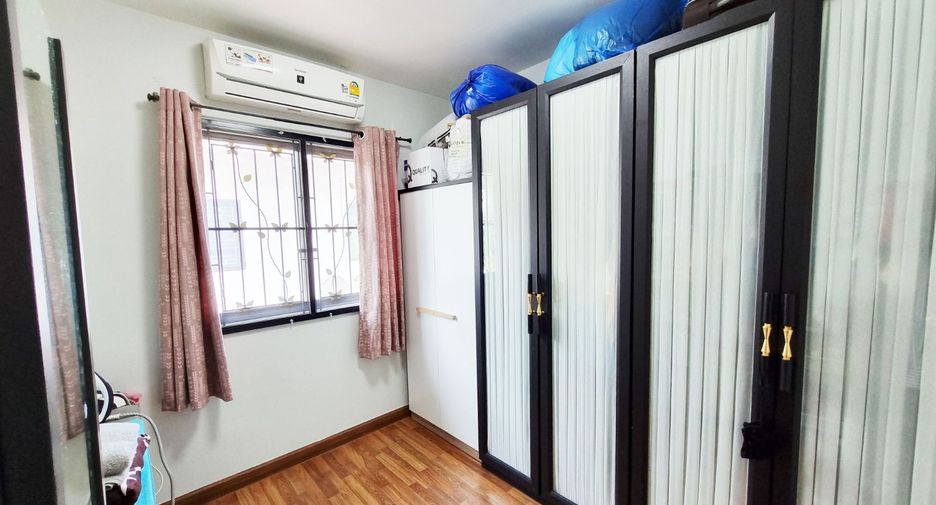 For rent 3 bedrooms townhouse in Suan Luang, Bangkok