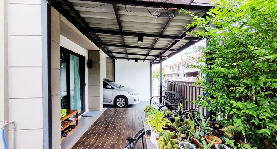 For rent 3 bedrooms townhouse in Suan Luang, Bangkok