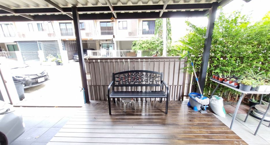 For rent 3 bedrooms townhouse in Suan Luang, Bangkok