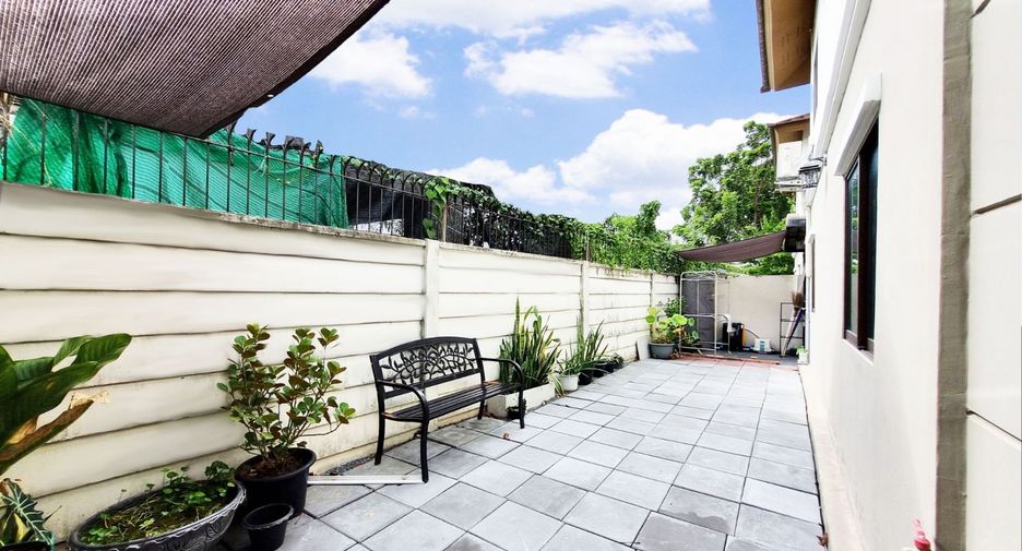 For rent 3 bedrooms townhouse in Suan Luang, Bangkok