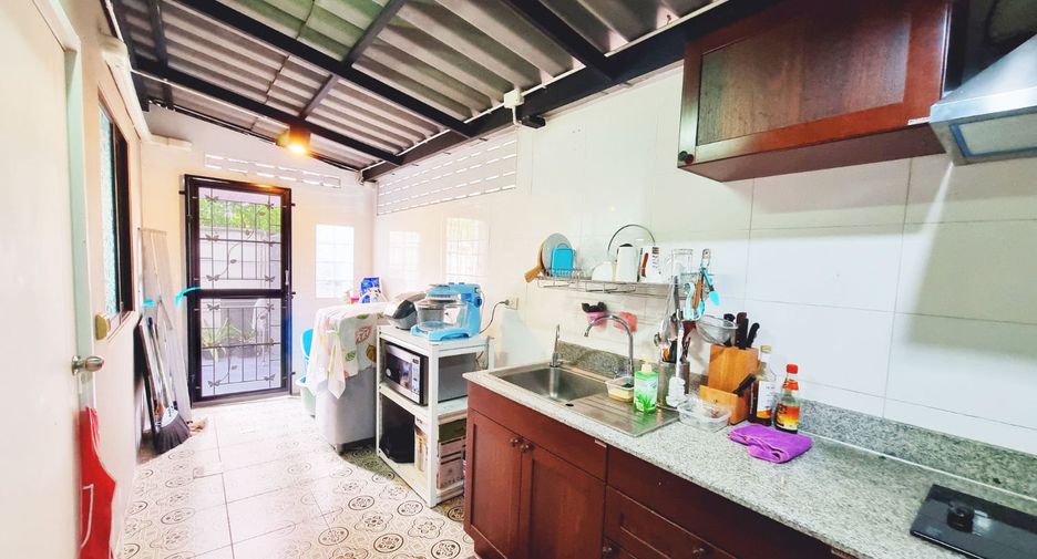 For rent 3 bedrooms townhouse in Suan Luang, Bangkok