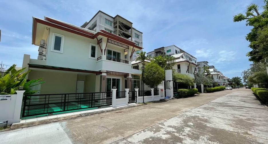 For rent 3 bedrooms villa in Bang Lamung, Chonburi