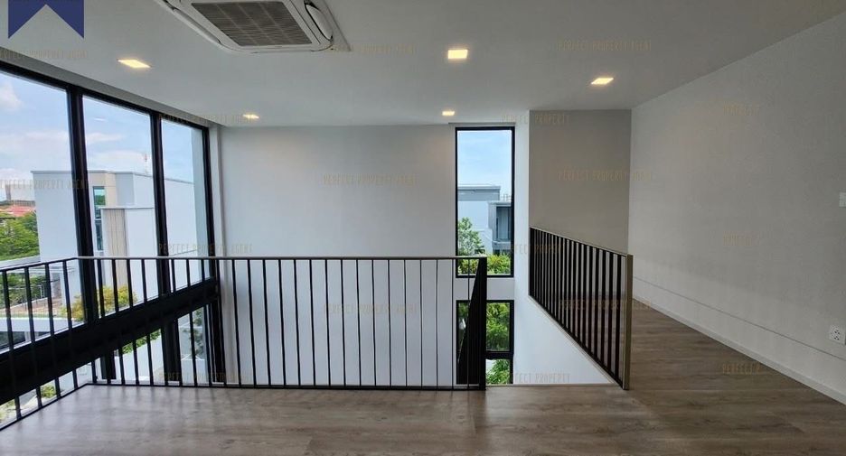 For sale 4 bedrooms house in Saphan Sung, Bangkok
