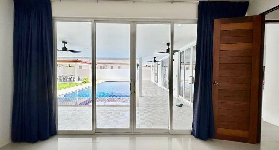 For rent 4 bedrooms villa in Bang Lamung, Chonburi