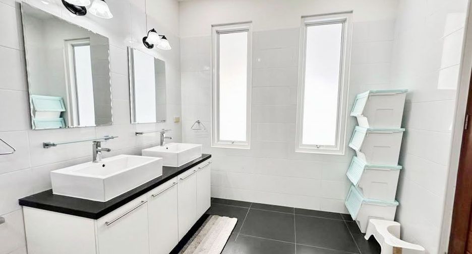 For rent 4 bedrooms villa in Bang Lamung, Chonburi