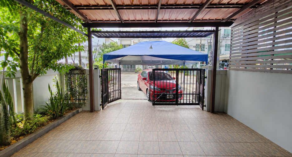 Casa adosada en venta de 3 habitaciones en Khan Na Yao, Bangkok