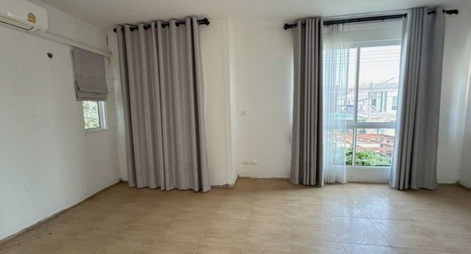 For sale 3 bedrooms townhouse in Bang Len, Nakhon Pathom
