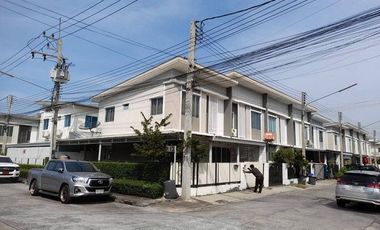 À vendre 3 chambres maison de ville à Krathum Baen, Samut Sakhon
