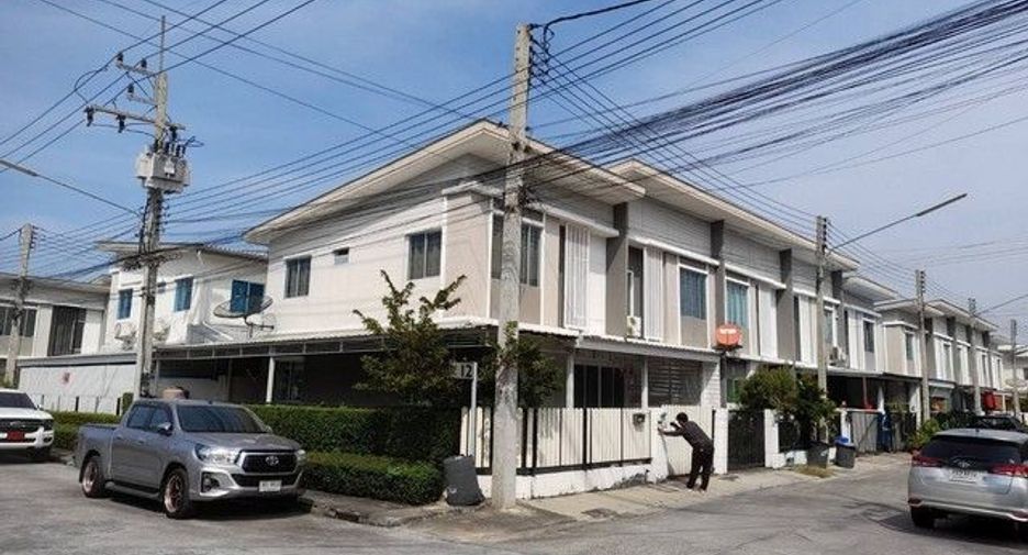 À vendre 3 chambres maison de ville à Krathum Baen, Samut Sakhon
