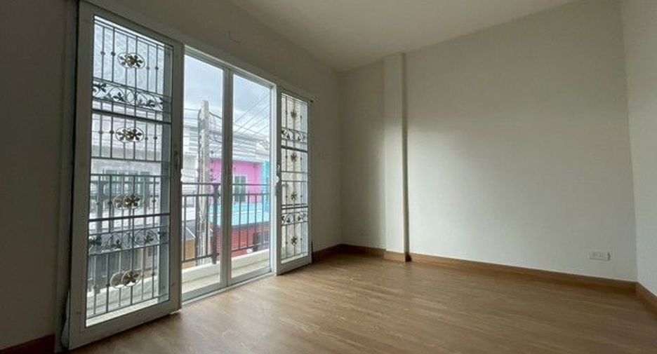 Reihenhaus zum Kauf mit 3 Zimmer in Bang Len, Nakhon Pathom