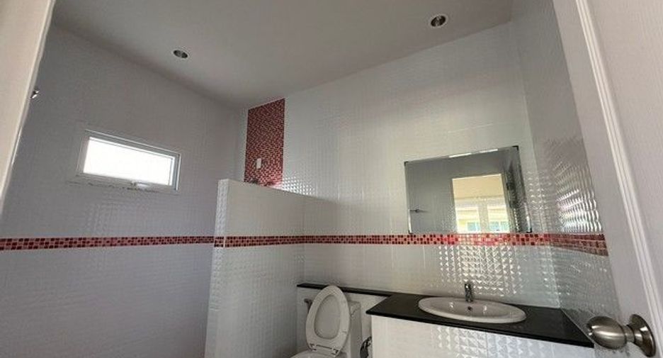 For sale 3 ベッドルーム townhouse in Phutthamonthon, Nakhon Pathom