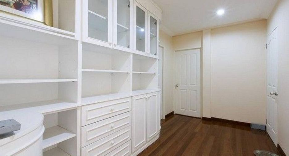 For rent 4 bedrooms house in Bang Kapi, Bangkok