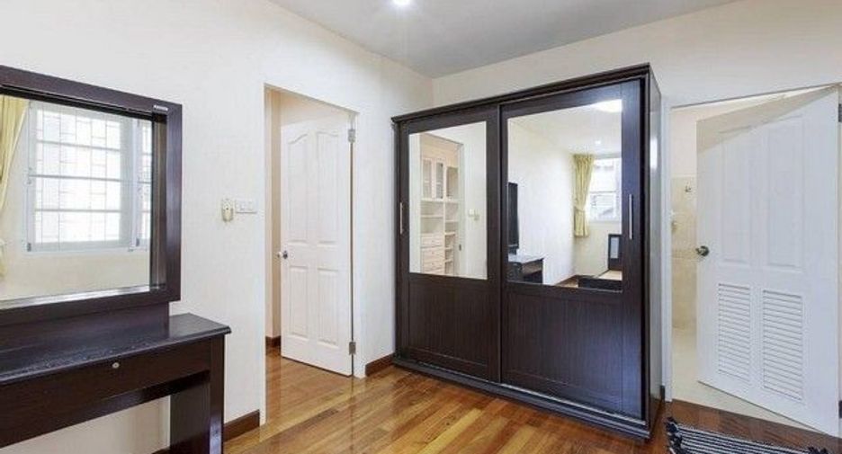 For rent 4 bedrooms house in Bang Kapi, Bangkok