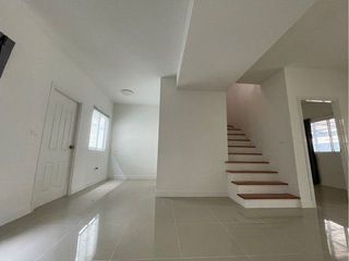 Casa adosada en venta de 4 habitaciones en Thanyaburi, Pathum Thani