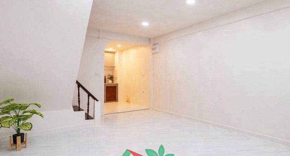 Casa adosada en venta de 2 habitaciones en Huai Khwang, Bangkok