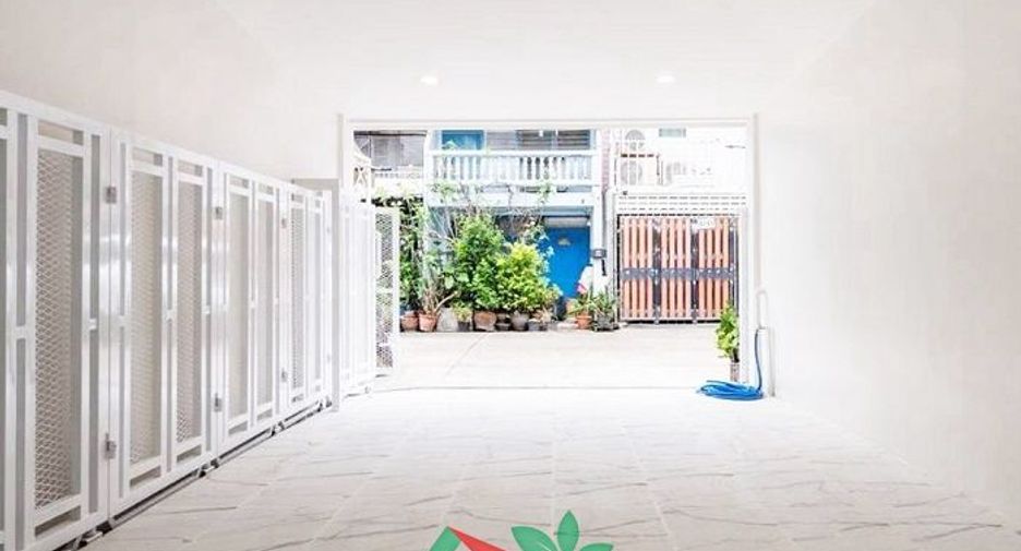 Casa adosada en venta de 2 habitaciones en Huai Khwang, Bangkok