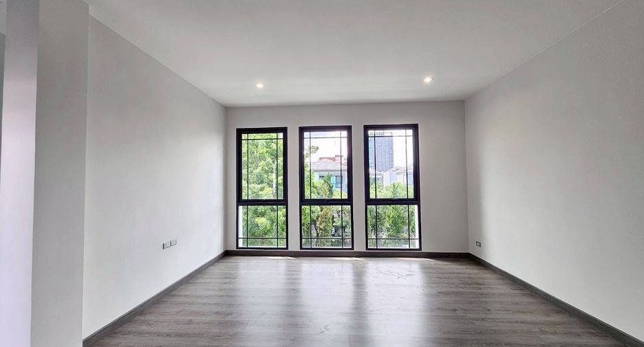 For rent 3 bedrooms townhouse in Chatuchak, Bangkok