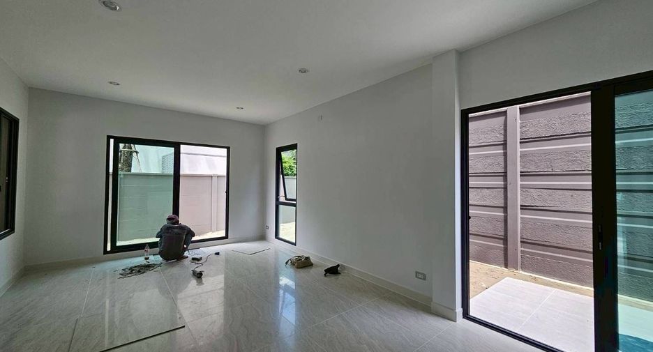 For rent 3 bedrooms townhouse in Chatuchak, Bangkok