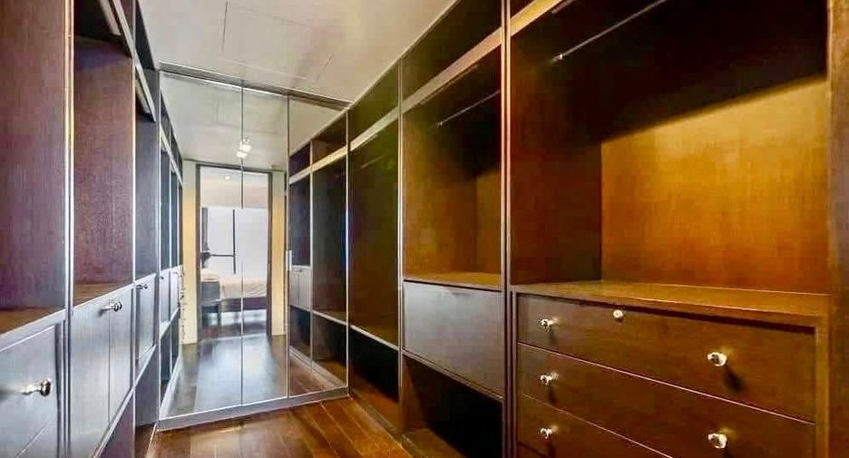 Condo en alquiler de 4 habitaciones en Sathon, Bangkok