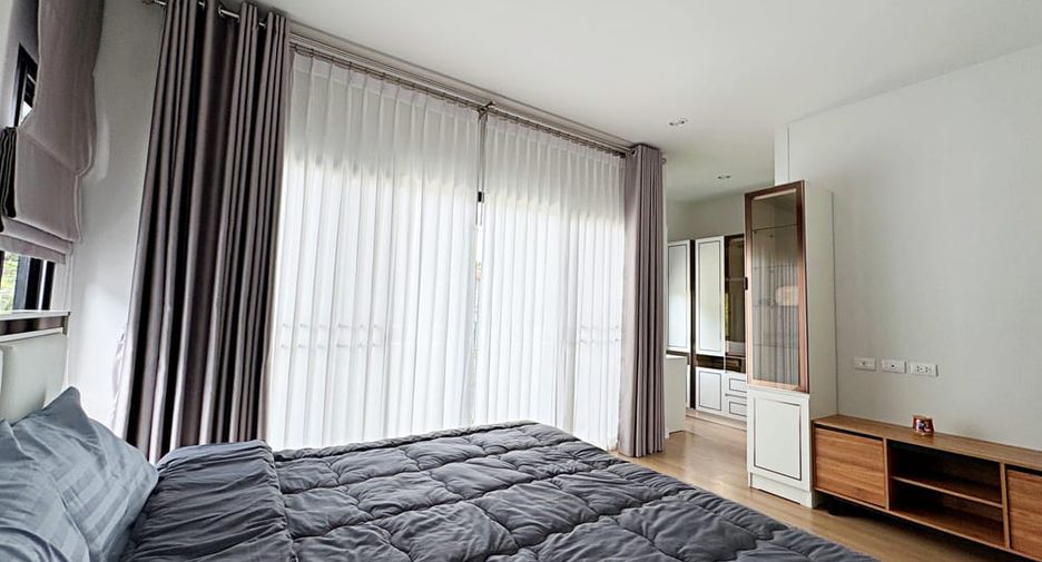 Casa en alquiler de 4 habitaciones en Bang Lamung, Chonburi