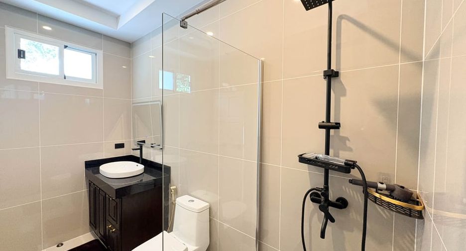 Villa en alquiler y en venta de 6 habitaciones en Bang Lamung, Chonburi