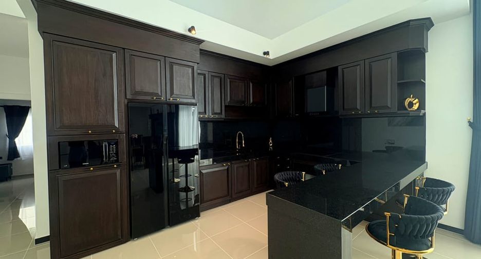 Villa en alquiler y en venta de 6 habitaciones en Bang Lamung, Chonburi