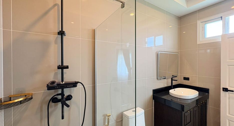 Villa en alquiler y en venta de 6 habitaciones en Bang Lamung, Chonburi