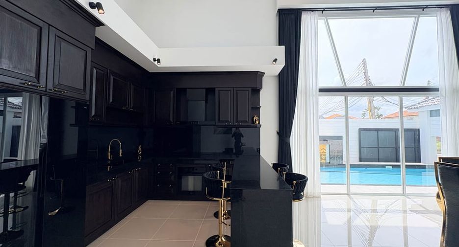 Villa en alquiler y en venta de 6 habitaciones en Bang Lamung, Chonburi