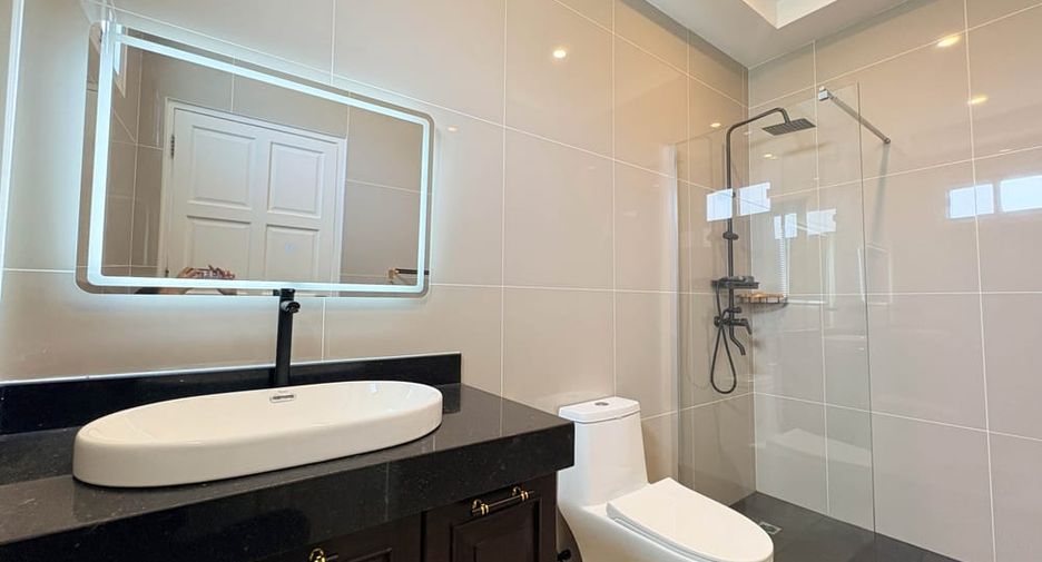 Villa en alquiler y en venta de 6 habitaciones en Bang Lamung, Chonburi
