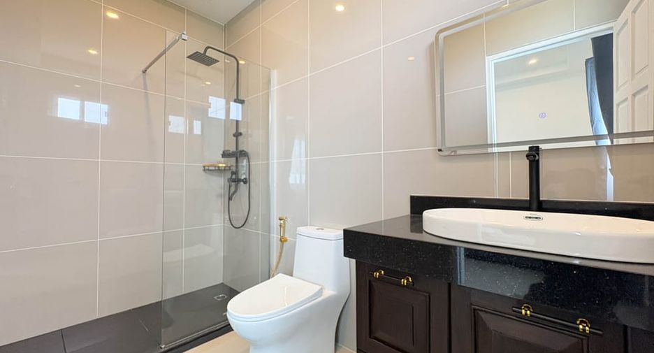 Villa en alquiler y en venta de 6 habitaciones en Bang Lamung, Chonburi
