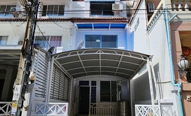 À vendre 4 chambres maison de ville à Bang Khae, Bangkok