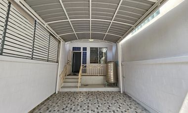 À vendre 4 chambres maison de ville à Bang Khae, Bangkok