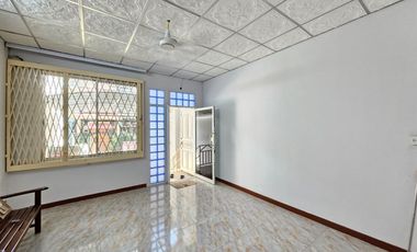 À vendre 4 chambres maison de ville à Bang Khae, Bangkok