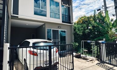 À vendre 3 chambres maison de ville à Mueang Pathum Thani, Pathum Thani