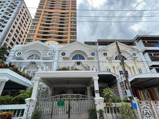 À vendre 5 chambres maison de ville à Pathum Wan, Bangkok