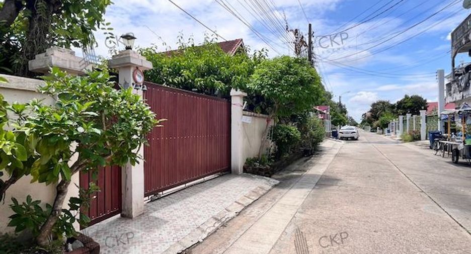 For sale 4 bedrooms house in Thawi Watthana, Bangkok