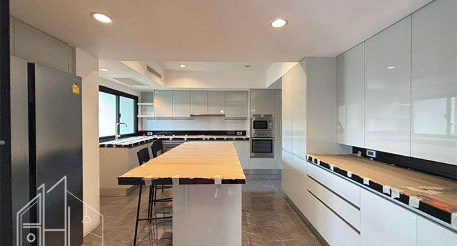 For rent 4 bedrooms apartment in Watthana, Bangkok