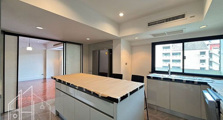 For rent 4 bedrooms apartment in Watthana, Bangkok