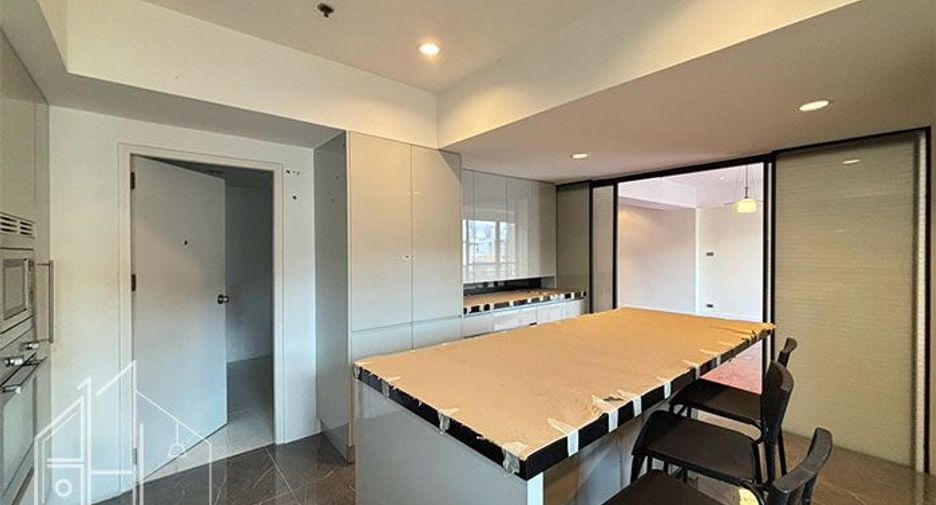For rent 4 bedrooms apartment in Watthana, Bangkok