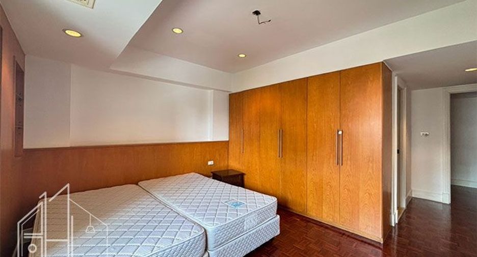 For rent 4 bedrooms apartment in Watthana, Bangkok