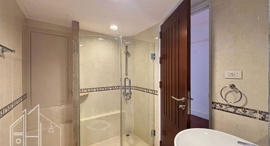 For rent 4 bedrooms apartment in Watthana, Bangkok