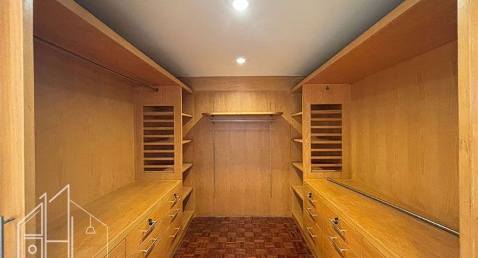 For rent 4 bedrooms apartment in Watthana, Bangkok