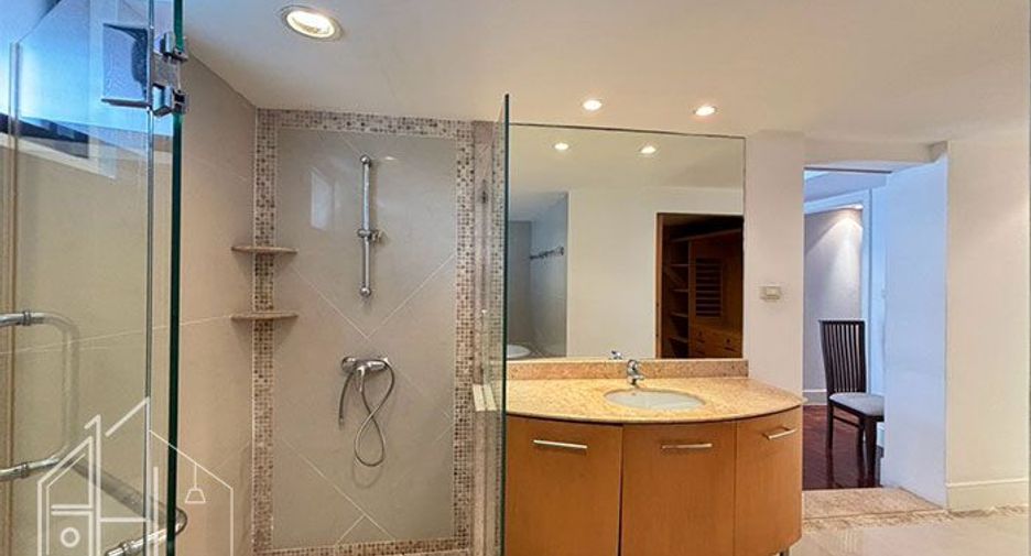 For rent 4 bedrooms apartment in Watthana, Bangkok