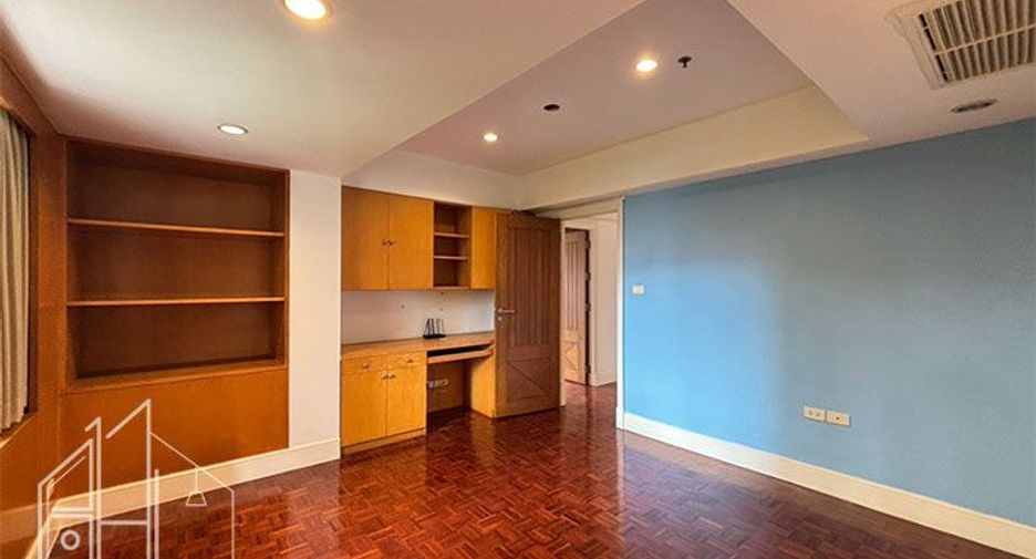 For rent 4 bedrooms apartment in Watthana, Bangkok