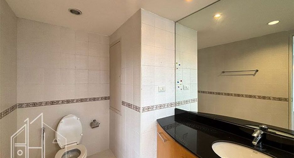 For rent 4 bedrooms apartment in Watthana, Bangkok