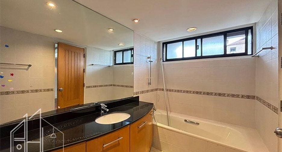 For rent 4 bedrooms apartment in Watthana, Bangkok