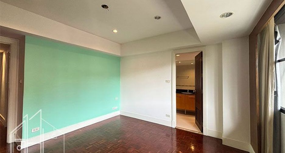 For rent 4 bedrooms apartment in Watthana, Bangkok