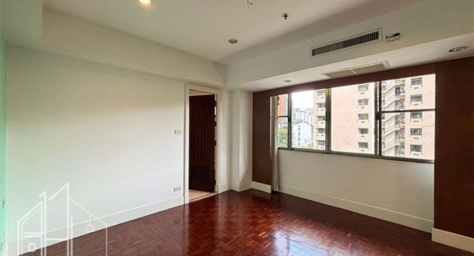 For rent 4 bedrooms apartment in Watthana, Bangkok