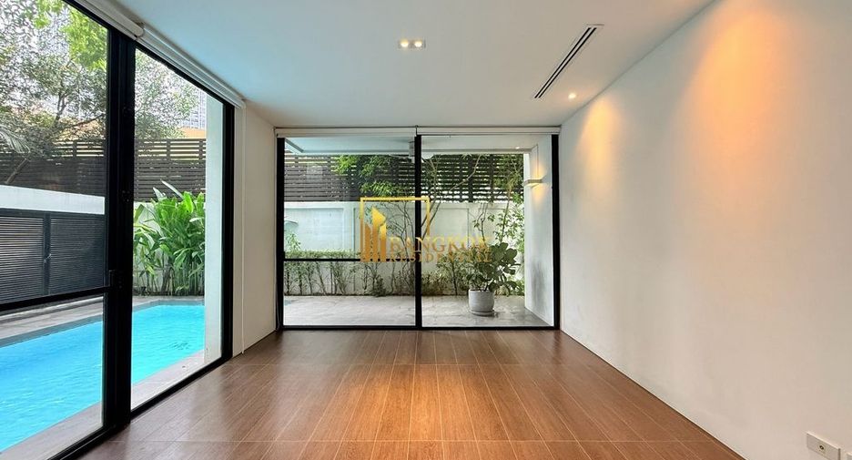 For rent 4 bedrooms villa in Watthana, Bangkok